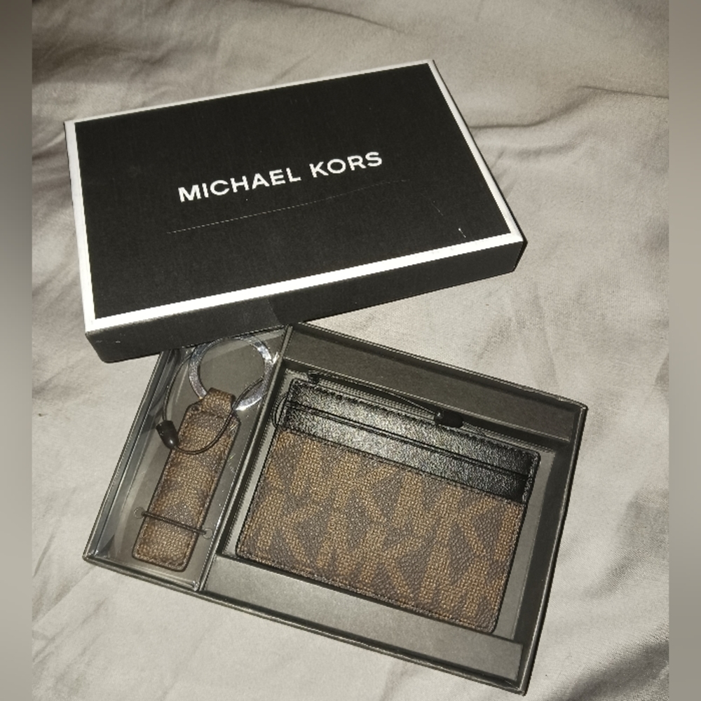 NWT! MICHAEL KORS ID/CC HOLDER WITH KEY RING!